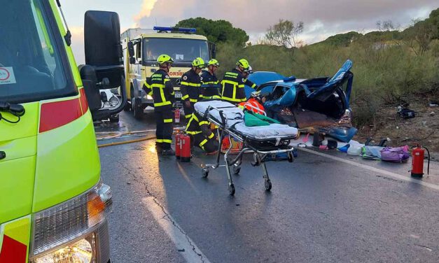 Aparatoso accidente en la carretera de El Portal, con dos coches implicados