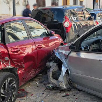 Brutal colisión en la calle San Juan tras perder un conductor el control de su vehículo