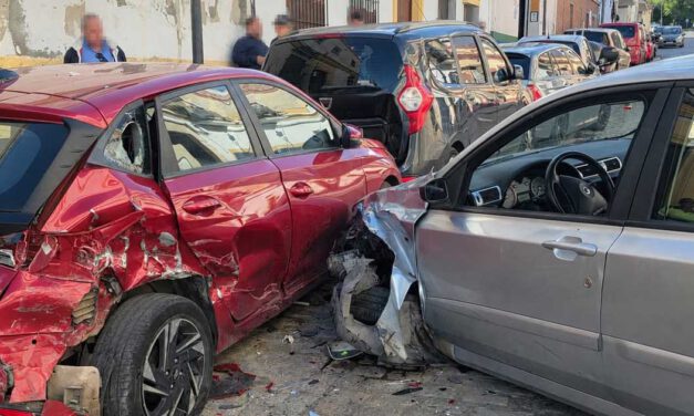 Brutal colisión en la calle San Juan tras perder un conductor el control de su vehículo