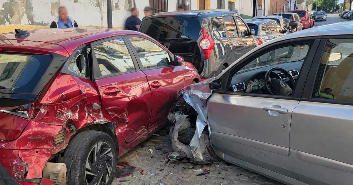 Brutal colisión en la calle San Juan tras perder un conductor el control de su vehículo