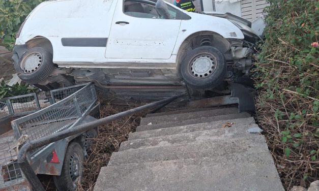 Bomberos rescatan a un conductor atrapado tras salirse de la carretera en El Puerto