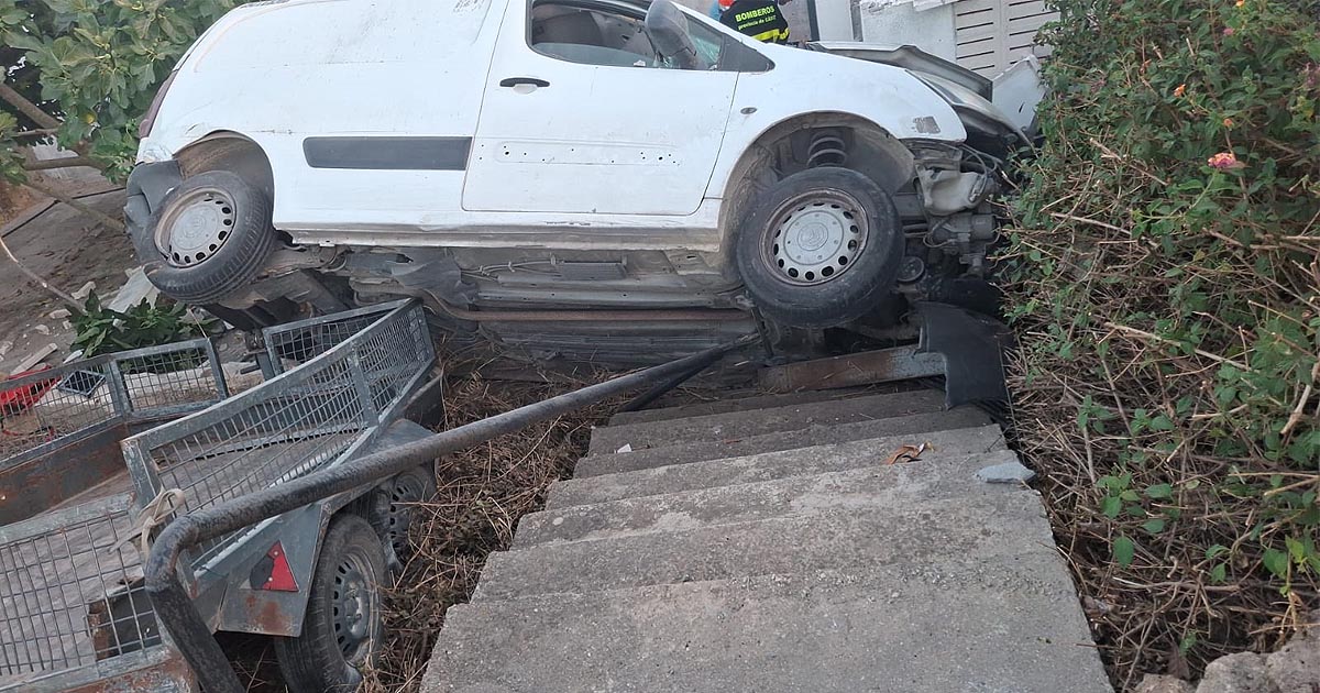 Bomberos rescatan a un conductor atrapado tras salirse de la carretera en El Puerto