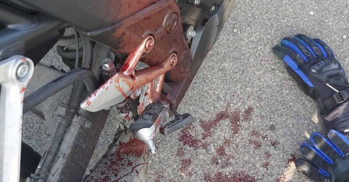 Salva la vida a un motorista tras chocar con un quitamiedos