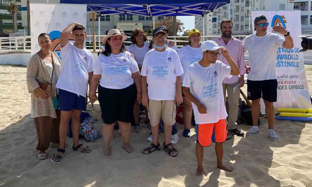 Medio Ambiente y Afanas conciencian a los bañistas para preservar el litoral