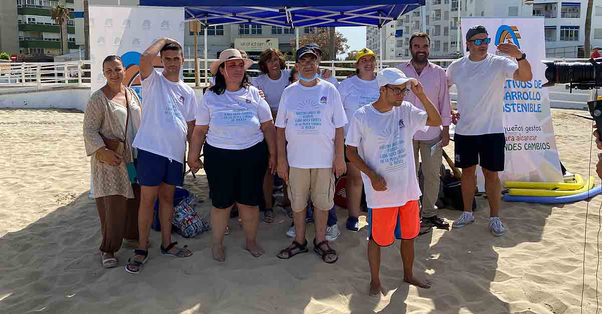 Medio Ambiente y Afanas conciencian a los bañistas para preservar el litoral