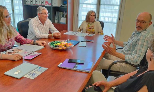 Carmen Lara muestra su apoyo a la Asociación de Familiares y personas con problemas de salud mental