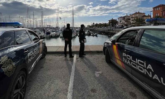 La Policía Nacional salva la vida de un hombre que sufrió un paro cardíaco en su domicilio de El Puerto