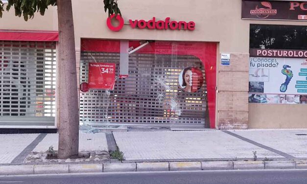 Roban en una tienda Vodafone en El Puerto empotrando un coche contra el escaparate