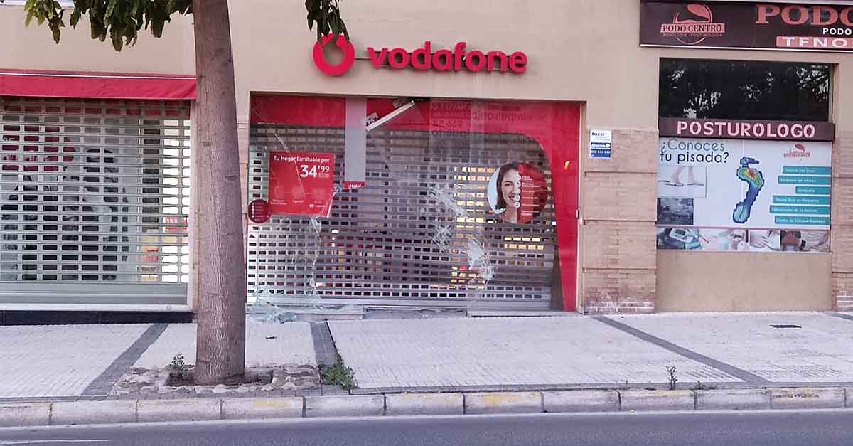 Roban en una tienda Vodafone en El Puerto empotrando un coche contra el escaparate