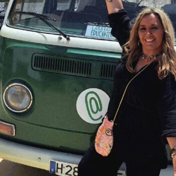 La docente portuense Ana María González graba un programa educativo para Radiotelevisión Española