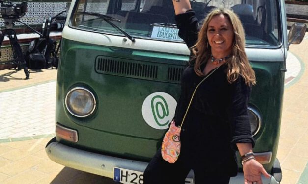 La docente portuense Ana María González graba un programa educativo para Radiotelevisión Española