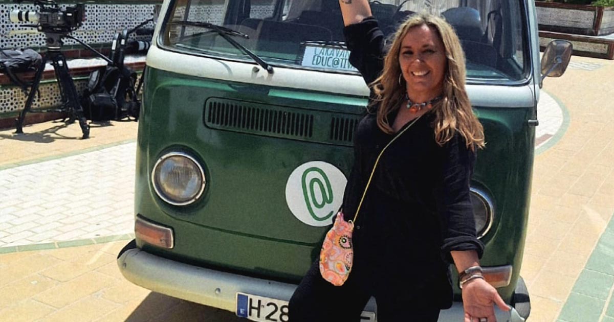 La docente portuense Ana María González graba un programa educativo para Radiotelevisión Española