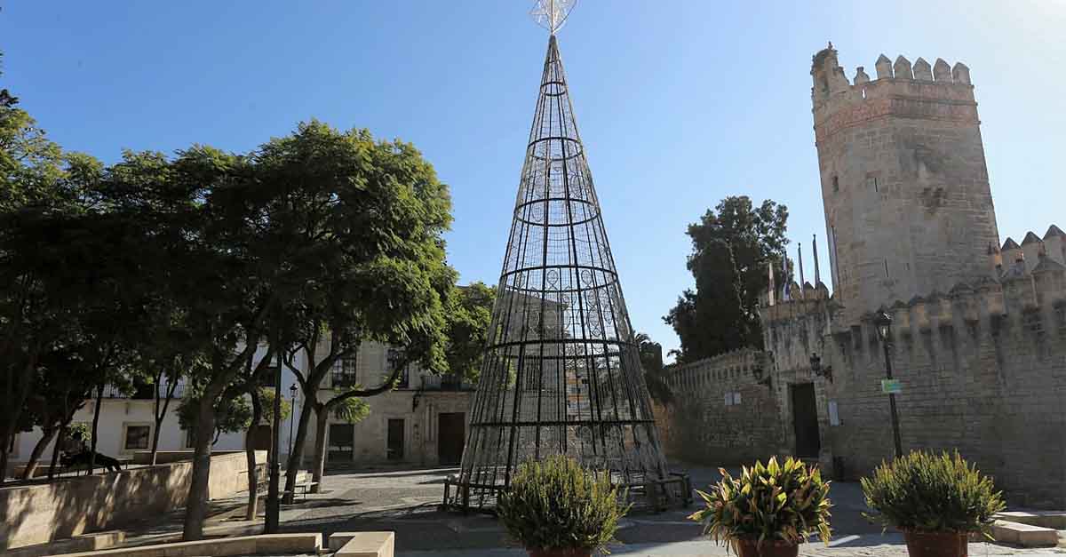 El gran árbol de Navidad se instala en la Plaza del Castillo