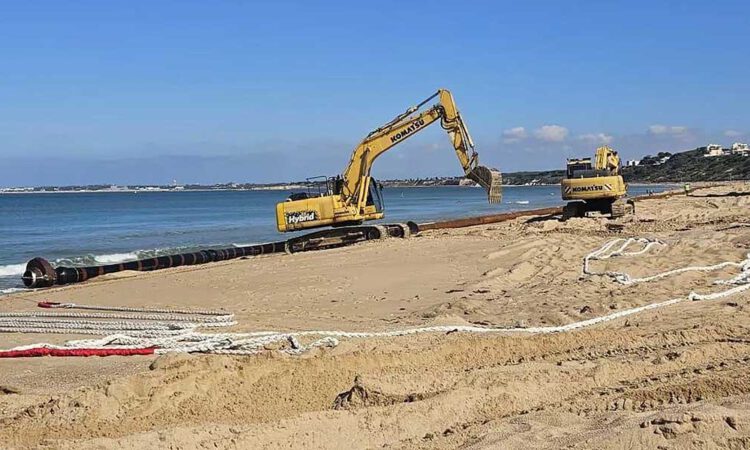 En marcha los trabajos de regeneración de arena en la playa de Santa Catalina