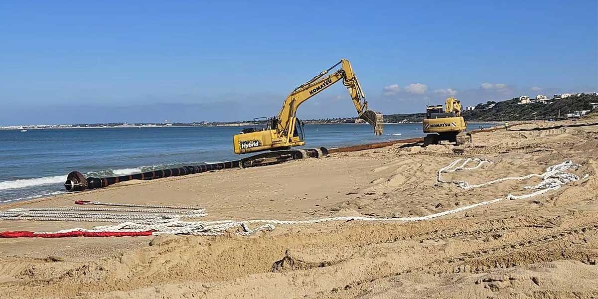 En marcha los trabajos de regeneración de arena en la playa de Santa Catalina