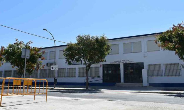 Finaliza la colocación de un nuevo acerado en el acceso al colegio Sagrado Corazón de Jesús
