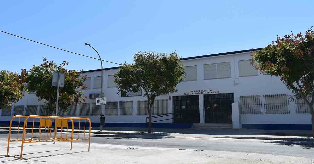 Finaliza la colocación de un nuevo acerado en el acceso al colegio Sagrado Corazón de Jesús