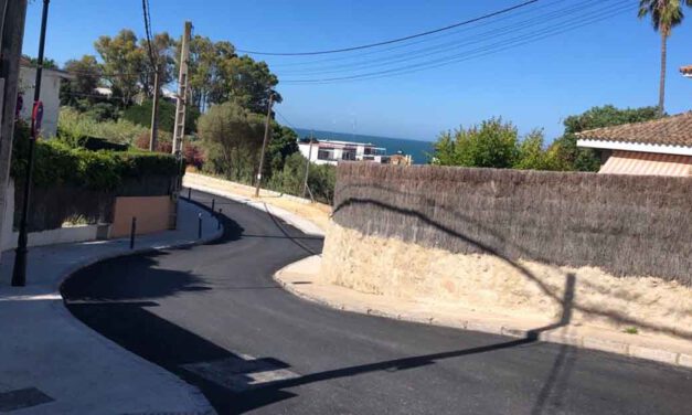 Mantenimiento Urbano asfalta e ilumina la calle Gabarra en la Urbanización El Manantial