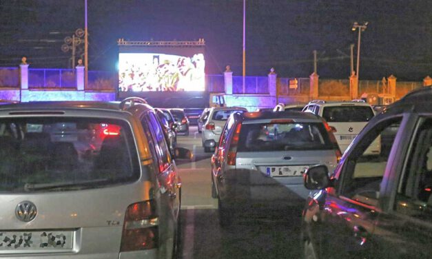 El autocine se estrena en El Puerto con éxito de público al ritmo de "Grease"