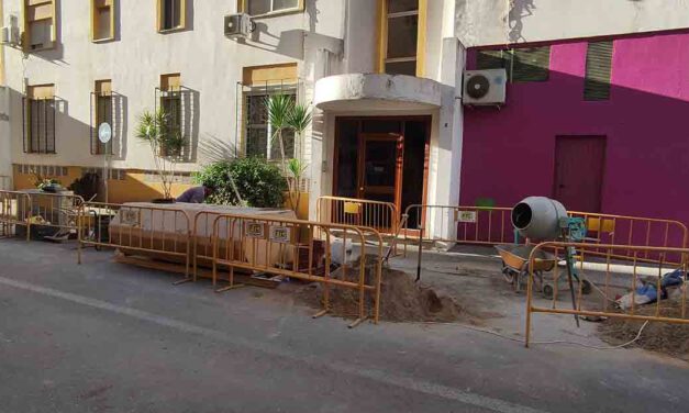 El Ayuntamiento renueva el acerado de la calle Ave del Paraíso