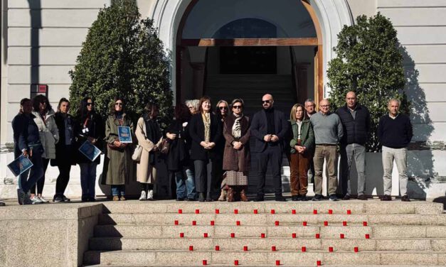 El Ayuntamiento guarda un minuto de silencio en memoria de las mujeres asesinadas por violencia machista