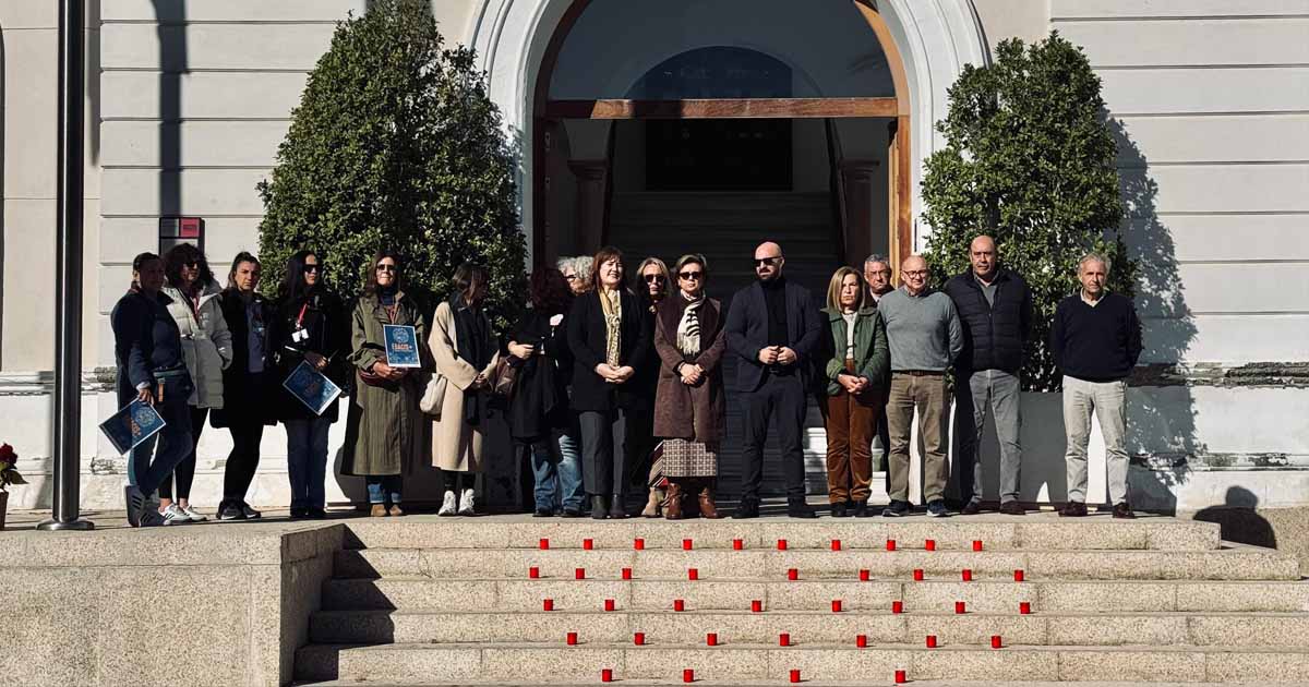El Ayuntamiento guarda un minuto de silencio en memoria de las mujeres asesinadas por violencia machista