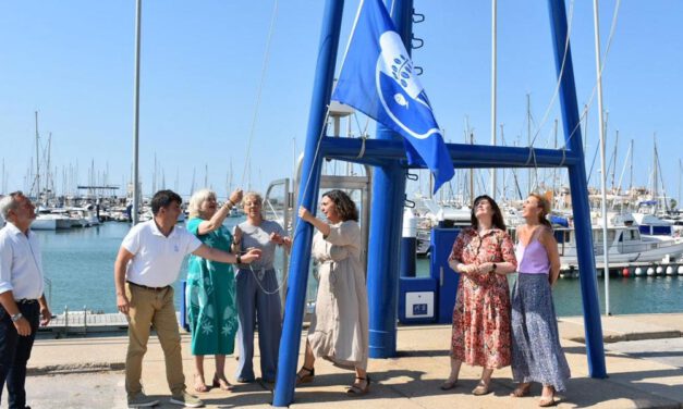Puerto Sherry iza la bandera azul como reconocimiento a su calidad y sostenibilidad
