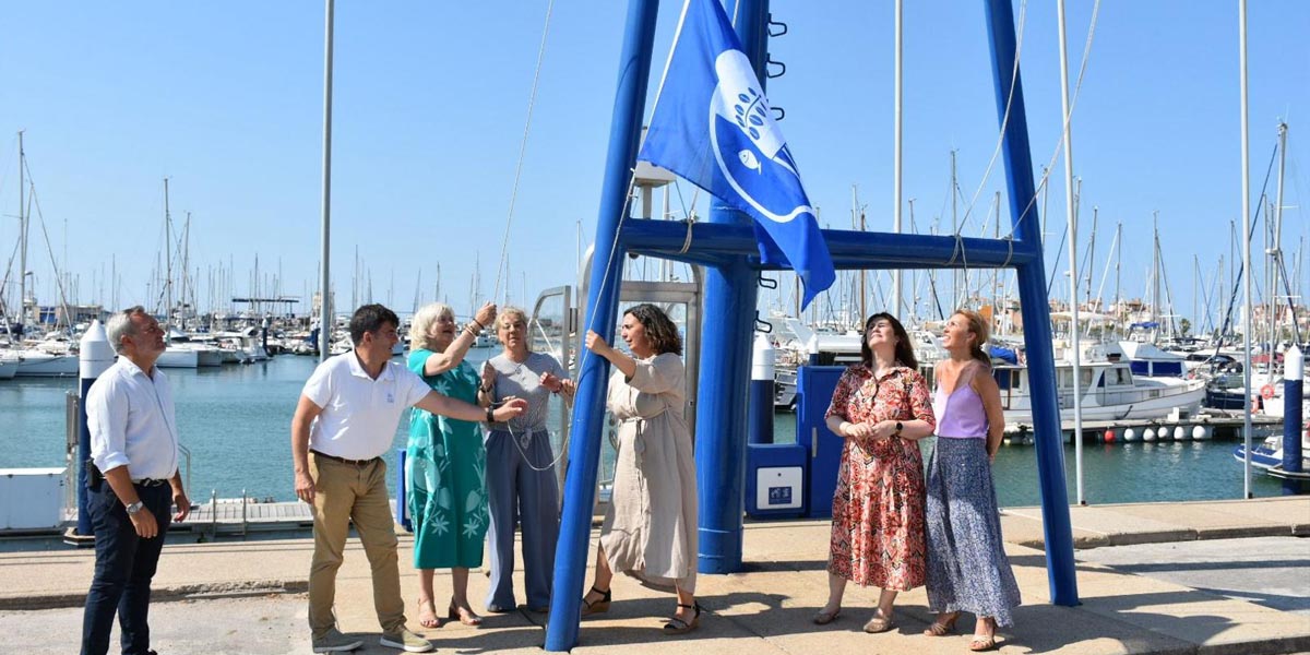 Puerto Sherry iza la bandera azul como reconocimiento a su calidad y sostenibilidad
