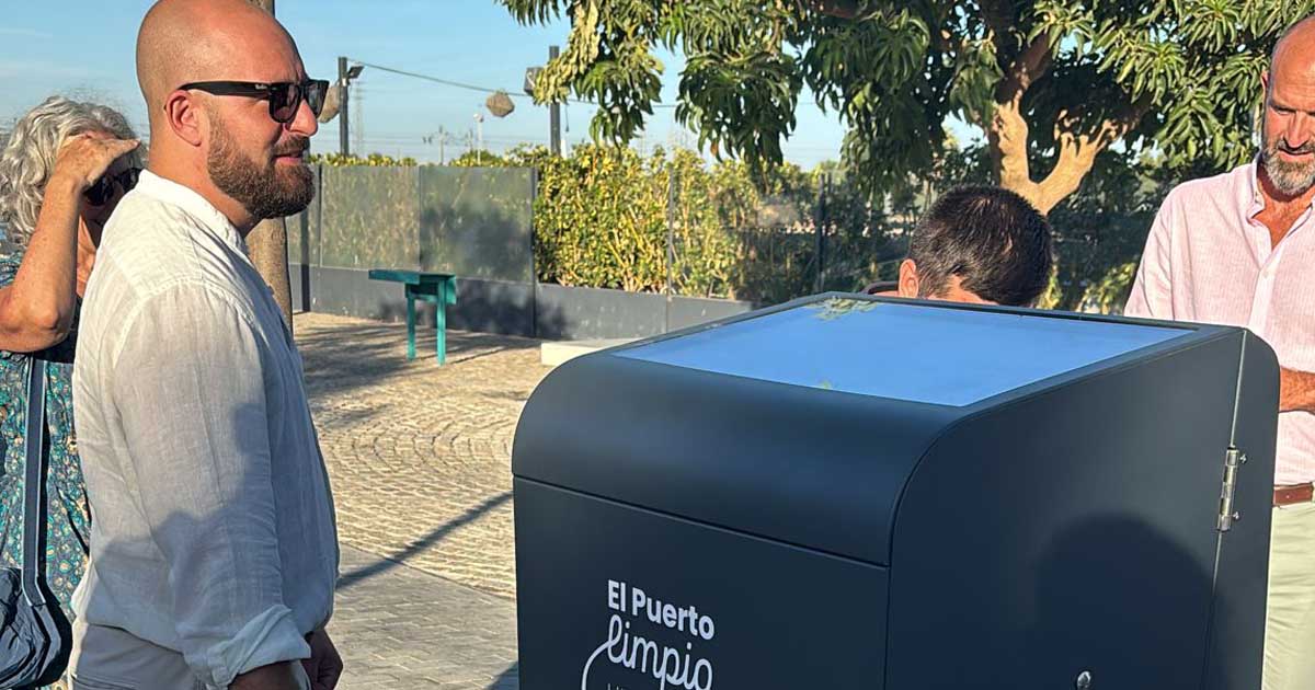Nuevas papeleras solares inteligentes modernizan la limpieza urbana en El Puerto