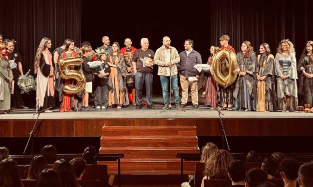 Beardo se sube a la escena del Teatro Municipal con el Grupo Balbo para aplaudir su 50 aniversario