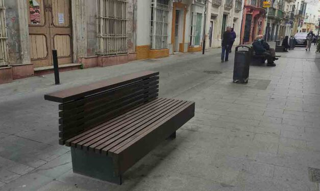 Mantenimiento Urbano repone los bancos del centro y de la barriada Sudamérica