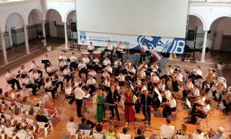 La zarzuela se adueñó del Patio del Edificio San Agustín en un magnífico concierto de la Banda de Música "Maestro Dueñas"