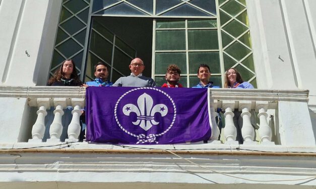 El Ayuntamiento de El Puerto luce la bandera scout por el Día del Fundador