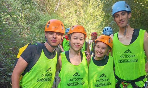 Medio centenar de jóvenes disfruta del barranquismo en la Sima del Diablo con la Concejalía de Juventud
