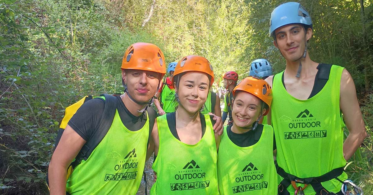 Medio centenar de jóvenes disfruta del barranquismo en la Sima del Diablo con la Concejalía de Juventud