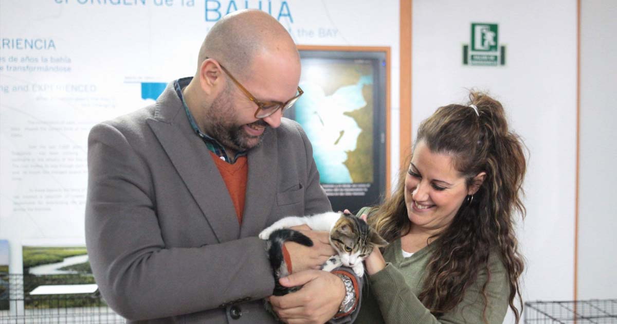 Vecinos y familias participan en la Jornada de Adopción de Perros y Gatos en Los Toruños