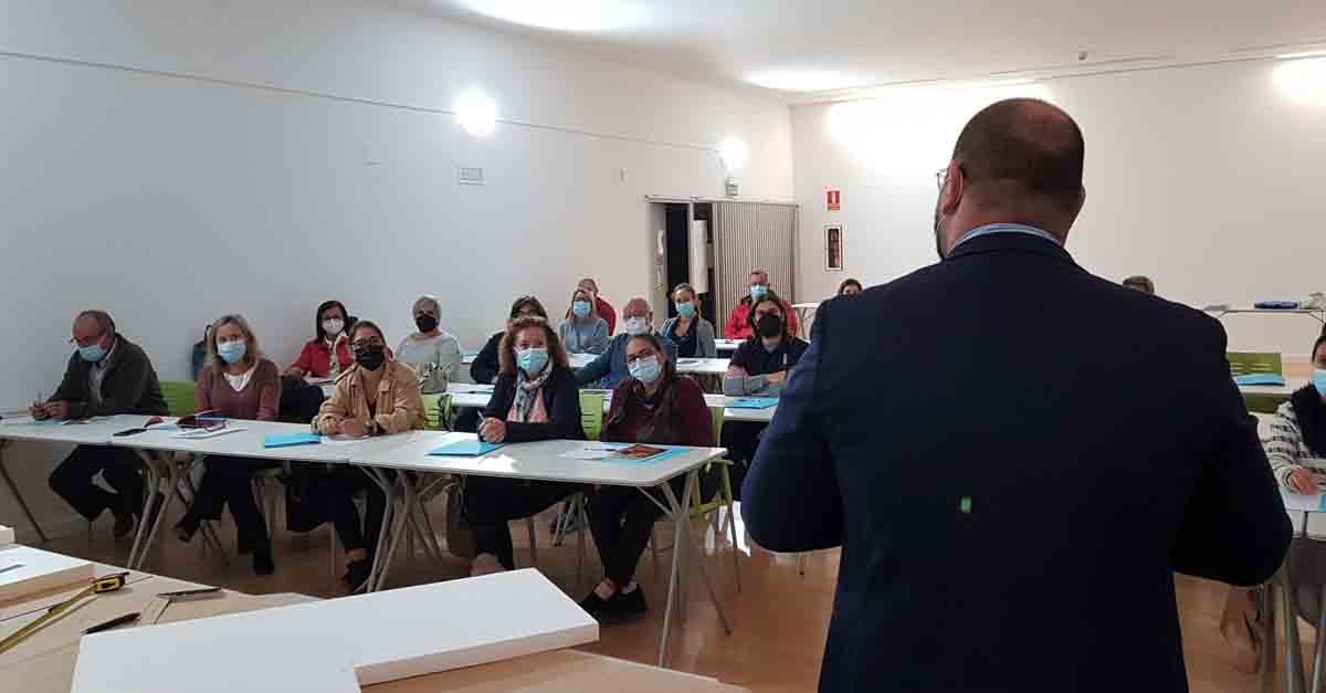 Treinta personas se inician en el arte del belenismo con la Asociación Belenista portuense "Ángel Martínez"