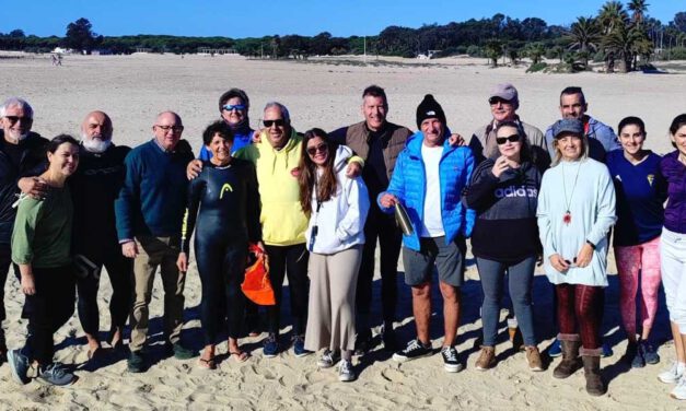 El grupo de nadadores en aguas abiertas recibe 2025 con un baño en aguas abiertas en la playa de La Puntilla