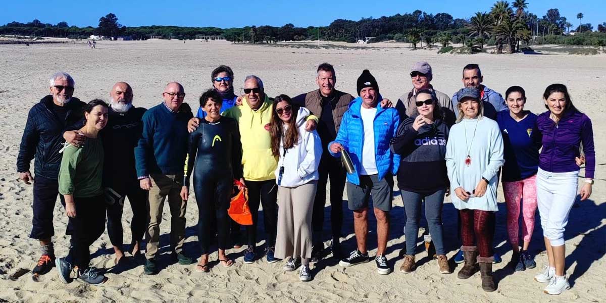 El grupo de nadadores en aguas abiertas recibe 2025 con un baño en aguas abiertas en la playa de La Puntilla