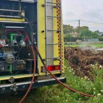 Un incendio en un pajar obliga a ocho horas de intervención en El Puerto