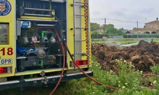 Un incendio en un pajar obliga a ocho horas de intervención en El Puerto