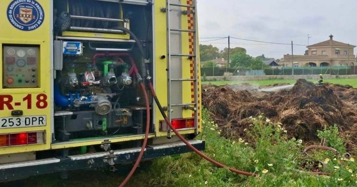 Un incendio en un pajar obliga a ocho horas de intervención en El Puerto