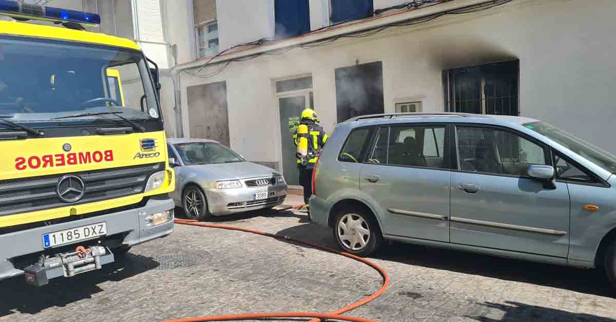 La Policía Local evacúa a 15 personas de una vivienda en un incendio en El Puerto