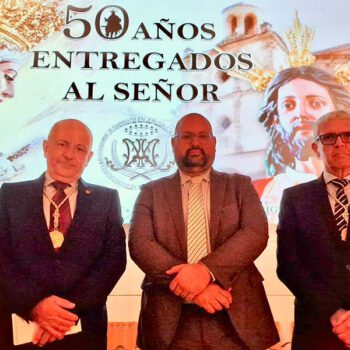 Emotivo estreno del documental '50 años entregados al Señor' en el cincuentenario de la Hermandad de la Borriquita