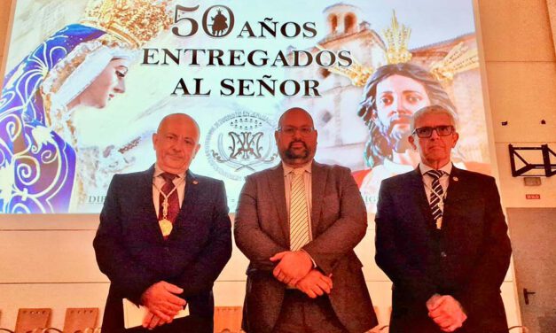 Emotivo estreno del documental '50 años entregados al Señor' en el cincuentenario de la Hermandad de la Borriquita