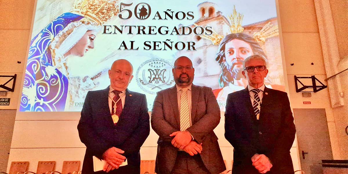 Emotivo estreno del documental '50 años entregados al Señor' en el cincuentenario de la Hermandad de la Borriquita