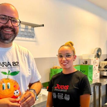 Un curso de hamburguesas smash reúne a 15 participantes en el Centro Cívico Augusto Tolón