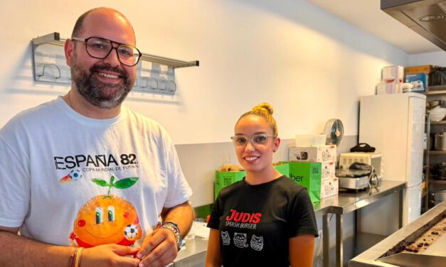 Un curso de hamburguesas smash reúne a 15 participantes en el Centro Cívico Augusto Tolón
