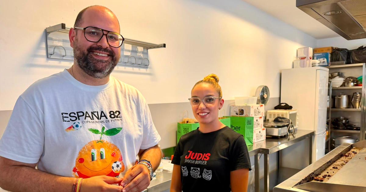 Un curso de hamburguesas smash reúne a 15 participantes en el Centro Cívico Augusto Tolón