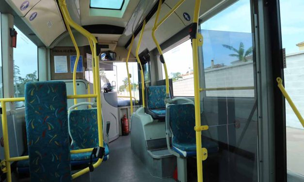 Los usuarios de autobús urbano disminuyen un 53,1% en marzo